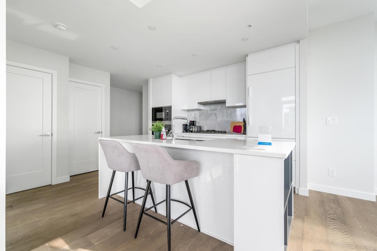Urban Oasis: Stylish Apartment Retreat At Ubc Vancouver Exteriör bild